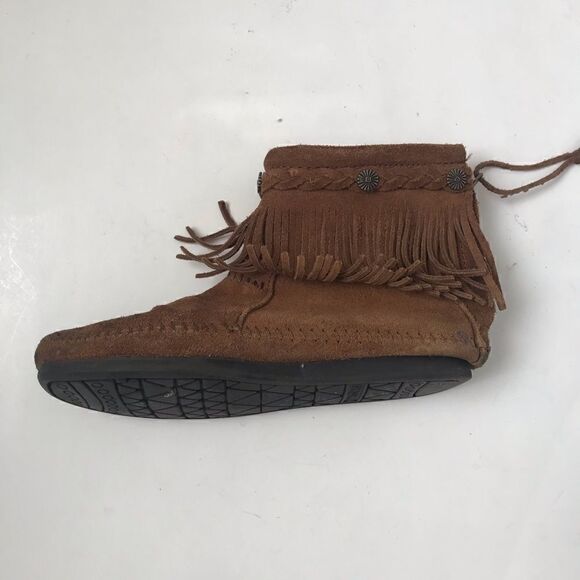 Minnetonka brown leather fringe moccasins with metal detailing - Picture 3 of 10
